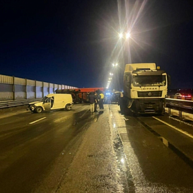 Трассу Петербург — Псков перекрывали. Машины влетали одна за другой, прицеп перевернут, на асфальте ошметки отбойника