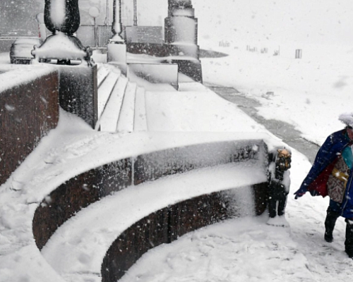 Из-за снега и обледенения в Петербурге объявлен «желтый» уровень погодной опасности