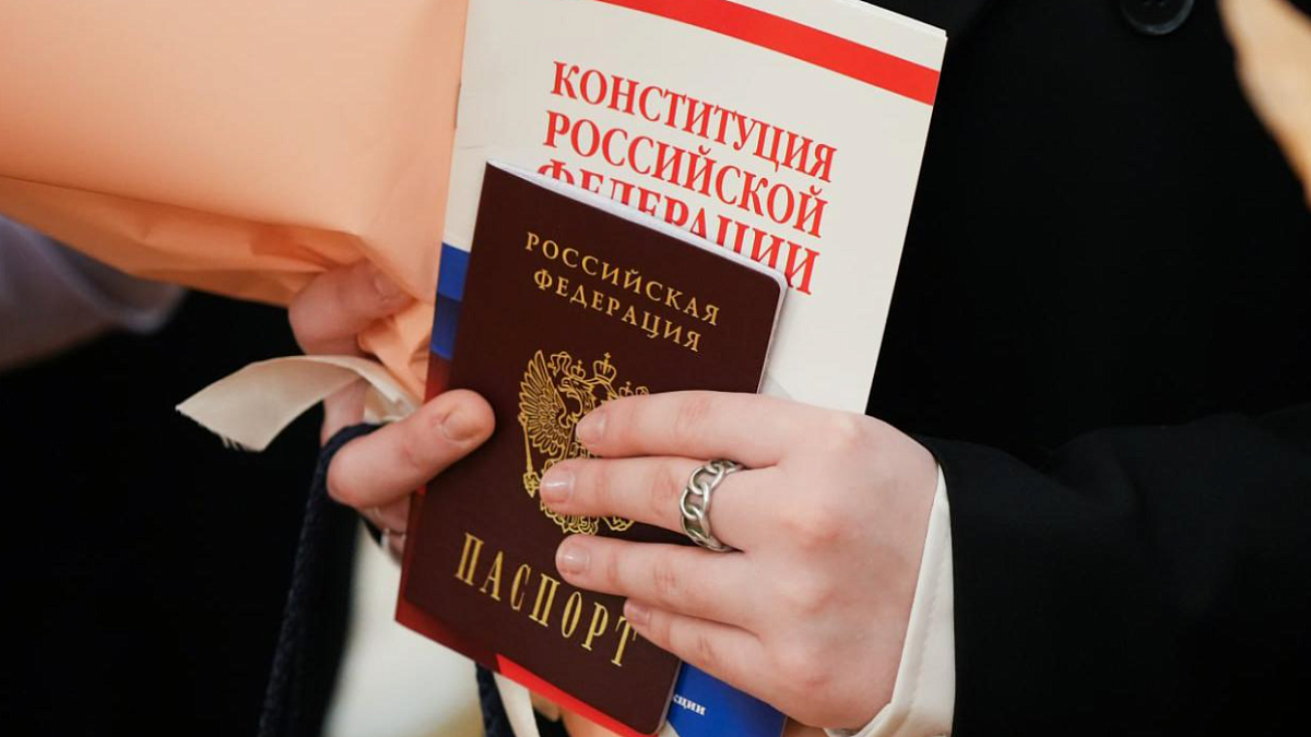 Беглов и Бельский поздравили петербуржцев с Днём российской конституции