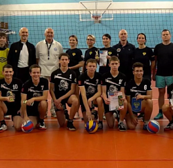 Прокуроры Колпинского района сыграли в волейбол с подростками