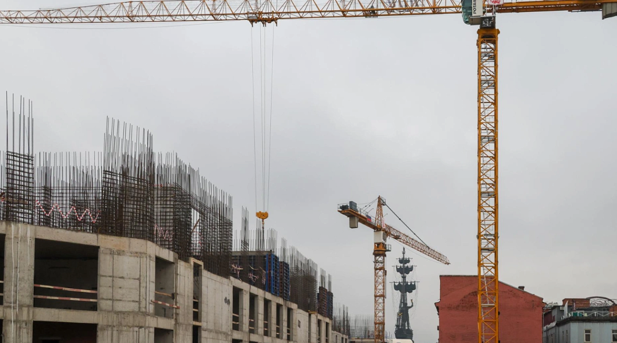 В Колпино рабочий упал с 27 метров во время ремонта крыши