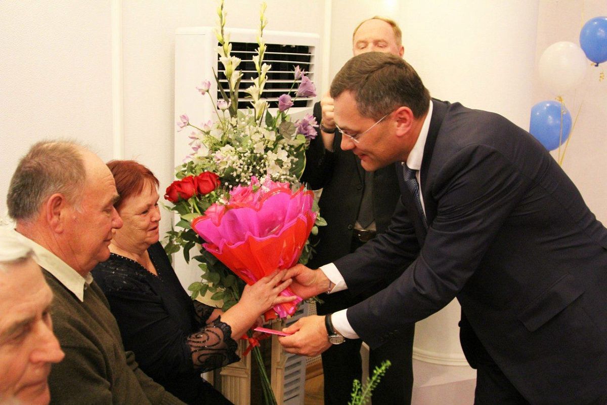 Глава Колпинского района Анатолий Повелий  поздравил юбиляров супружеской жизни