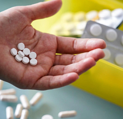 Не оставлять на кухне и в ванной комнате: врач назвала главные ошибки в хранении лекарств