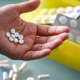 Не оставлять на кухне и в ванной комнате: врач назвала главные ошибки в хранении лекарств