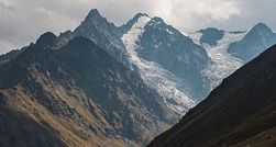 Микроавтобус с туристами попал под камнепад в Северной Осетии Микроавтобус с туристами попал под камнепад в Северной Осетии