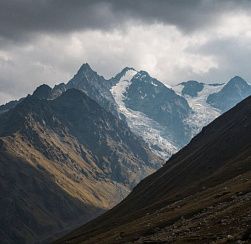 Микроавтобус с туристами попал под камнепад в Северной Осетии