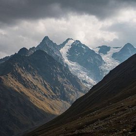 Микроавтобус с туристами попал под камнепад в Северной Осетии Микроавтобус с туристами попал под камнепад в Северной Осетии