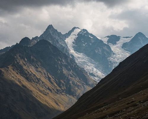 Микроавтобус с туристами попал под камнепад в Северной Осетии
