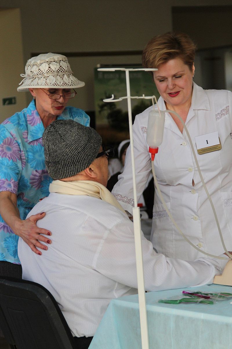 33-я больница поздравила ветеранов, медсестер и акушерок 