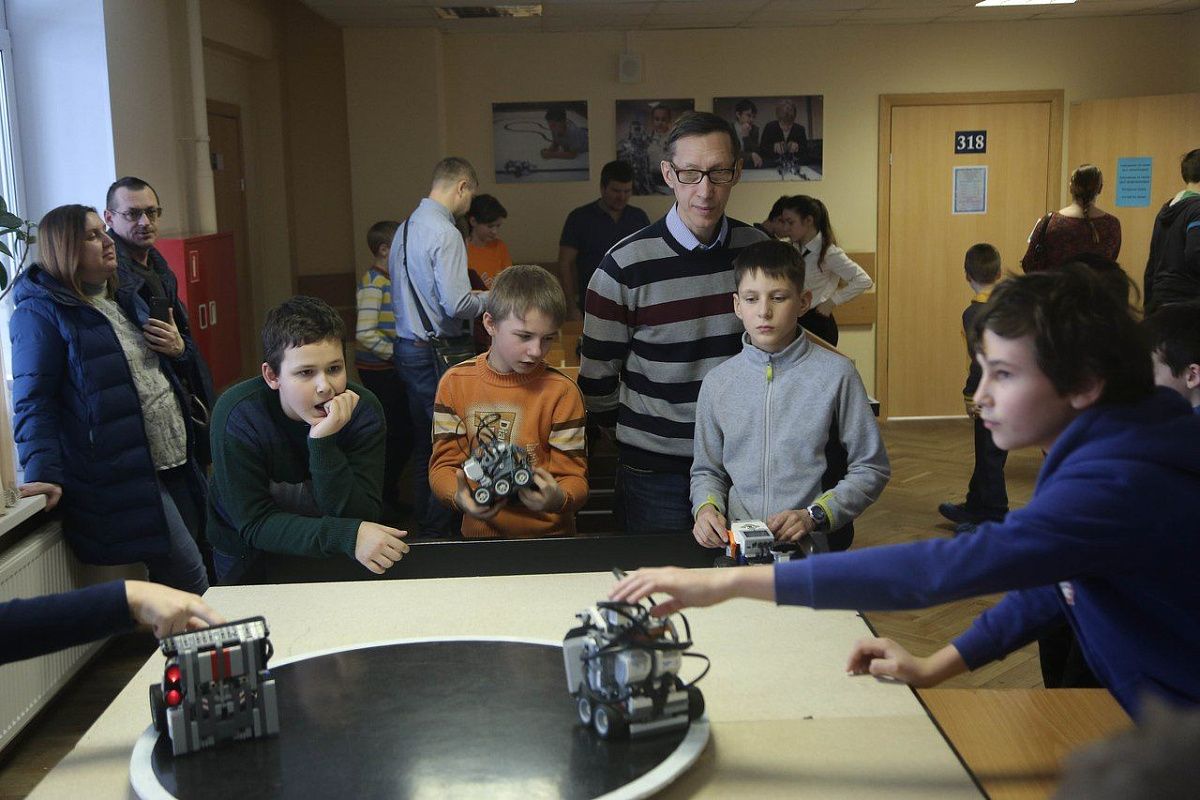 В Центре детского-юношеского технического творчества прошли открытые соревнования по робототехнике на Кубок главы района