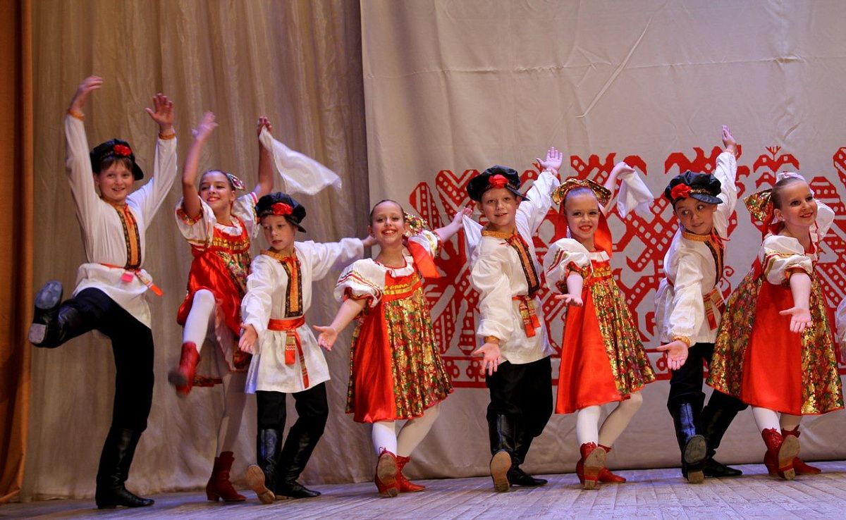 Мы танцуем и поем - молодеем с каждым днем