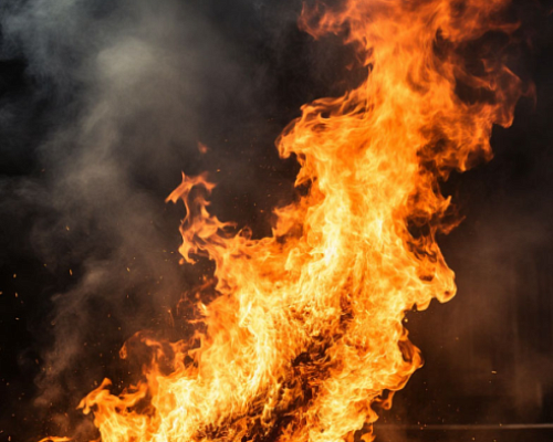 Погиб мужчина и пострадала женщина в пожаре на улице Веры Слуцкой