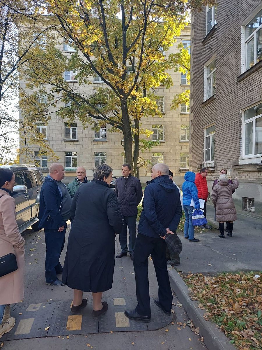 В Колпино прошло выездное совещание по вопросу реконструкции теплосетей на пр.Ленина,23 В Колпино прошло выездное совещание по вопросу реконструкции теплосетей на пр.Ленина,23