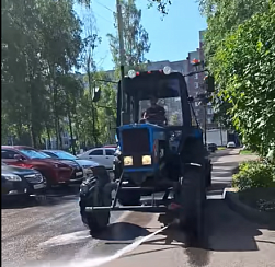 В Колпинском районе проводят влажную уборку дворов