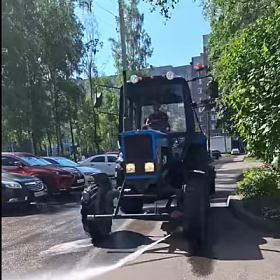 В Колпинском районе проводят влажную уборку дворов