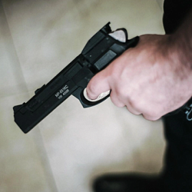 В Петербурге хулиган обстрелял случайную машину из пневматики