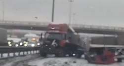 На 56-м километре КАД фура, попавшая в ДТП, заблокировала три полосы