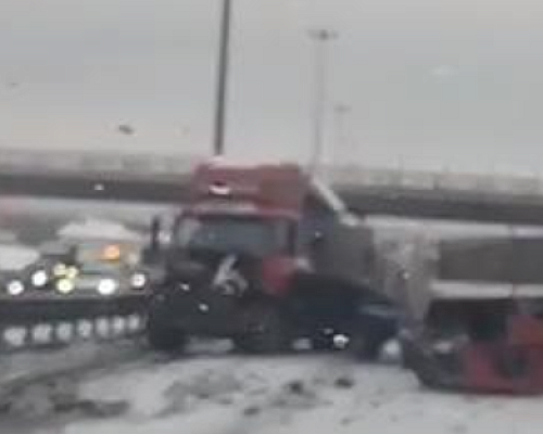 На 56-м километре КАД фура, попавшая в ДТП, заблокировала три полосы