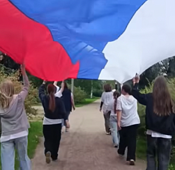 В Колпино провели гражданско-патриотическую акцию «Флаг над городом…»