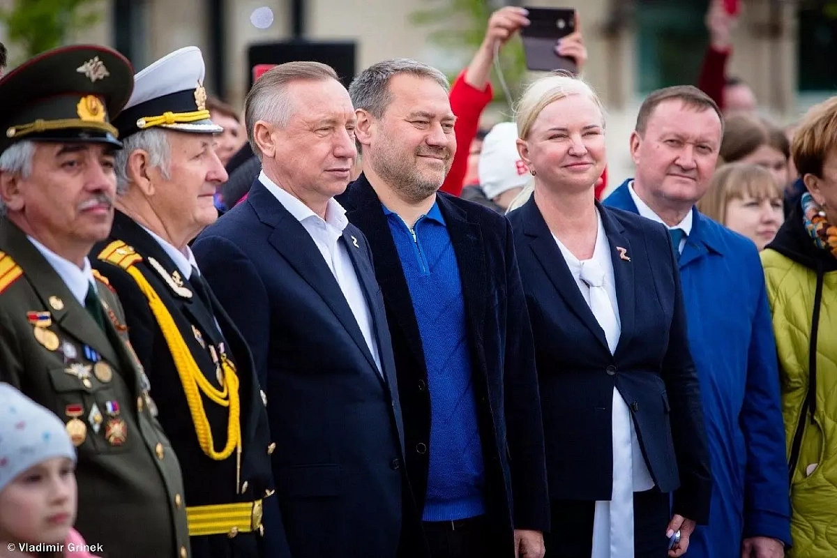 Юлия Логвиненко поздравила губернатора Александра Беглова с днем рождения Юлия Логвиненко поздравила губернатора Александра Беглова с днем рождения