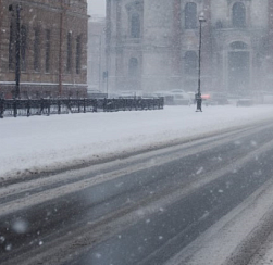 Петербург борется с мощным снегопадом: дорожники перешли на круглосуточный режим