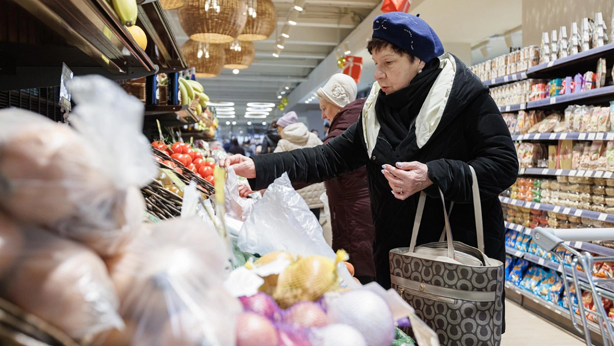 Следить за акциями и закупаться заранее? Как сэкономить на новогоднем столе