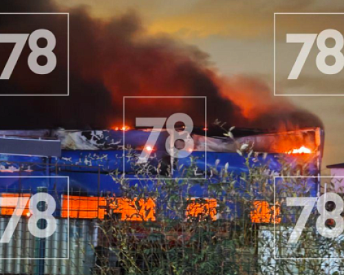 В Шушарах загорелось здание автосервиса