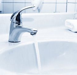 Подача горячей воды и тепла переведена на резервную схему после прорыва трубы на Павловской улице Подача горячей воды и тепла переведена на резервную схему после прорыва трубы на Павловской улице