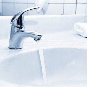 Подача горячей воды и тепла переведена на резервную схему после прорыва трубы на Павловской улице Подача горячей воды и тепла переведена на резервную схему после прорыва трубы на Павловской улице