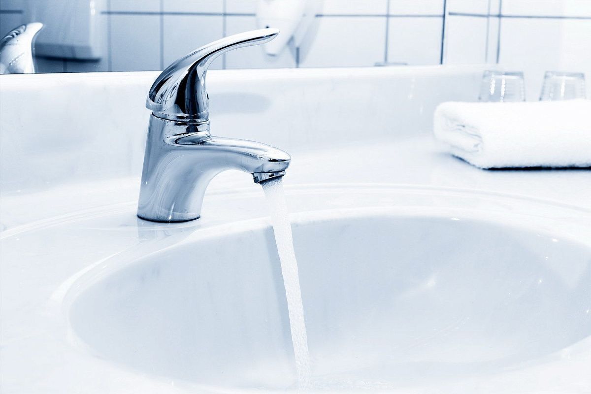 Подача горячей воды и тепла переведена на резервную схему после прорыва трубы на Павловской улице