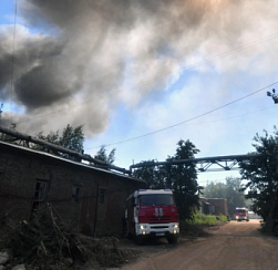 Семь бытовок сгорело рано утром на стройке в Шушарах