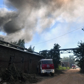 Семь бытовок сгорело рано утром на стройке в Шушарах