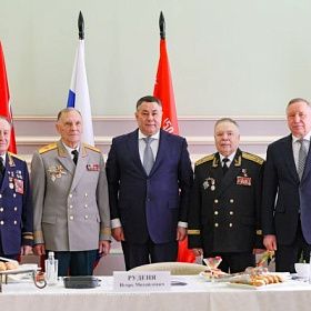 Полномочный представитель Президента России в СЗФО Игорь Руденя и губернатор Александр Беглов поздравили ветеранов и бойцов СВО