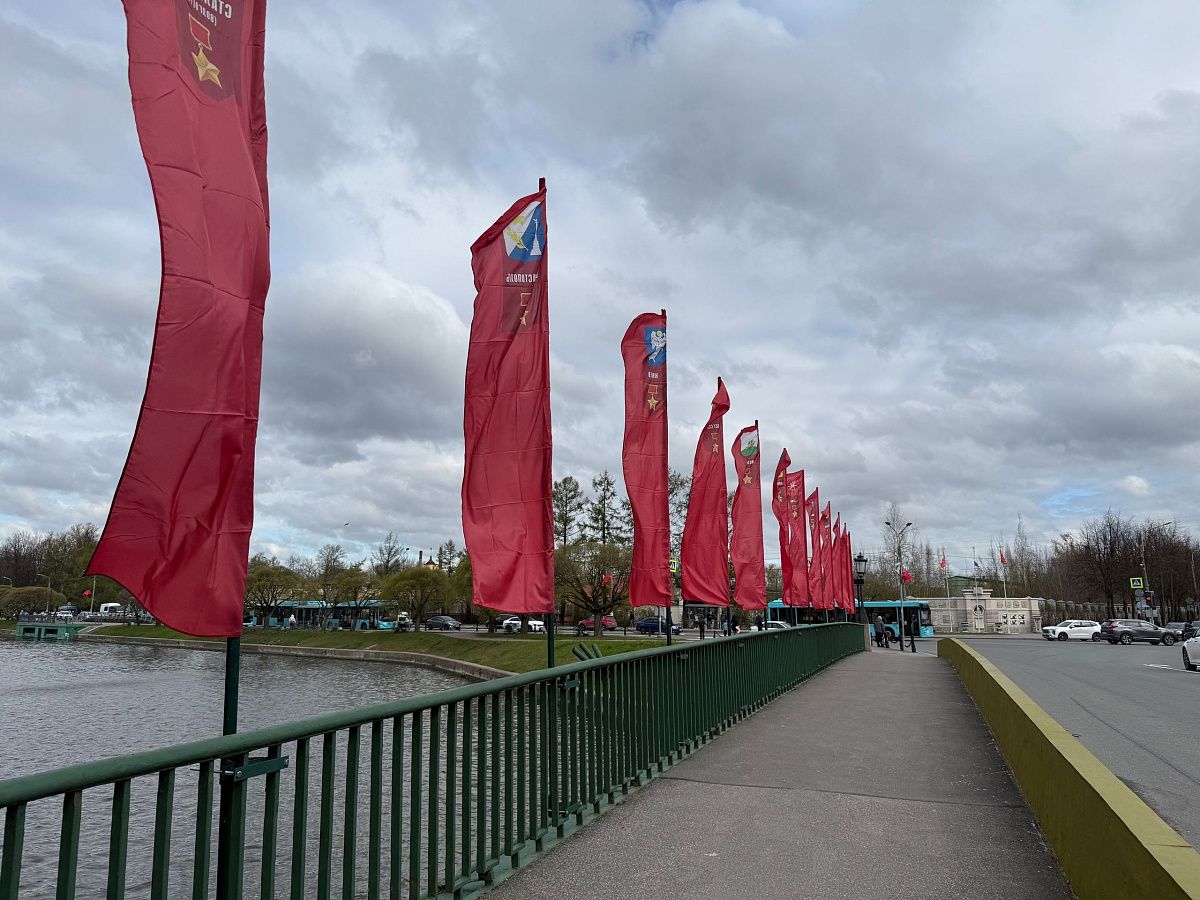 Колпинский район одевается в цвета Победы и Весны