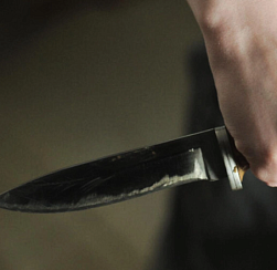 Женщину ударили ножом и ограбили на улице в Тосно