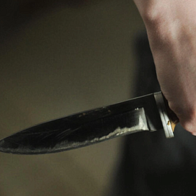 Женщину ударили ножом и ограбили на улице в Тосно