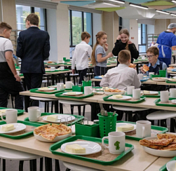В Госдуме предложили ввести шведский стол в школьных столовых