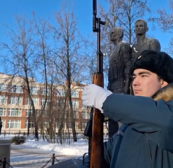 В сквере Защитников Отечества состоялось торжественно-траурное мероприятие