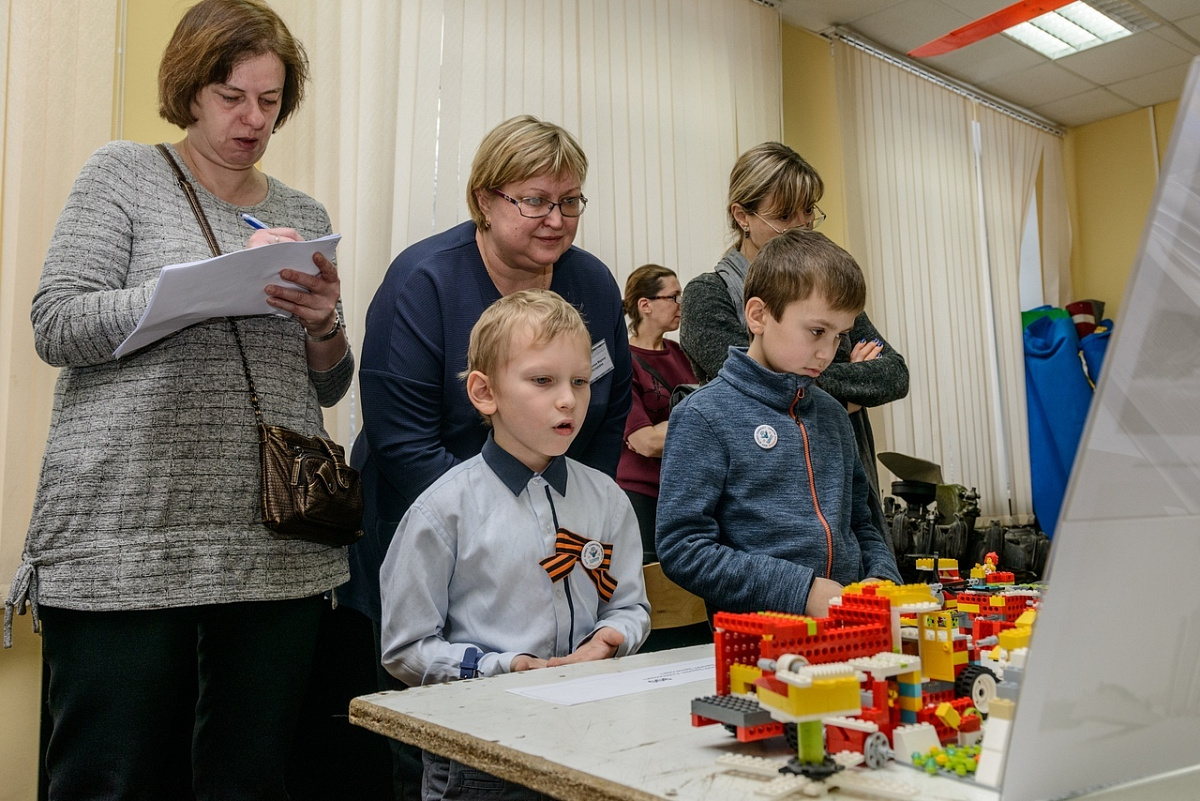Юные жители Колпинского района успешно выступили на&nbsp;состязаниях по&nbsp;робототехнике