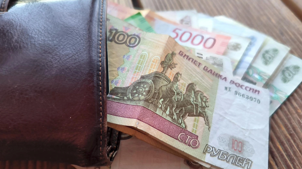 Россиянам посоветовали не продавать рубли до конца сентября