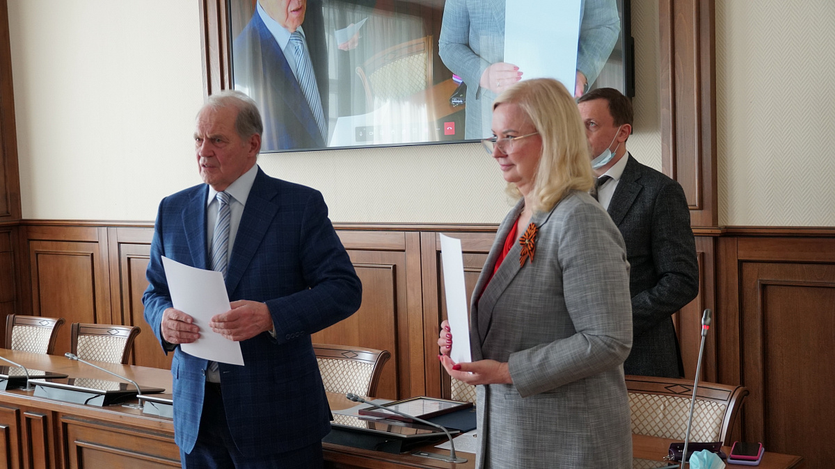 Юлия Лонгвиненко наградила организации, принявшие участие в&nbsp;благоустройстве и&nbsp;украшении Колпинского района