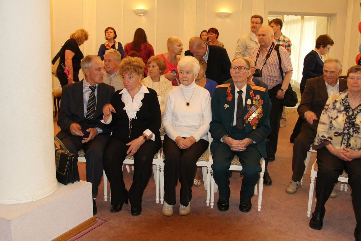 Глава Колпинского района Анатолий Повелий  поздравил юбиляров супружеской жизни