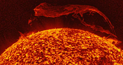 От Солнца оторвался «царь-протуберанец», превышающий размер Земли в 80 раз