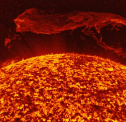 От Солнца оторвался «царь-протуберанец», превышающий размер Земли в 80 раз