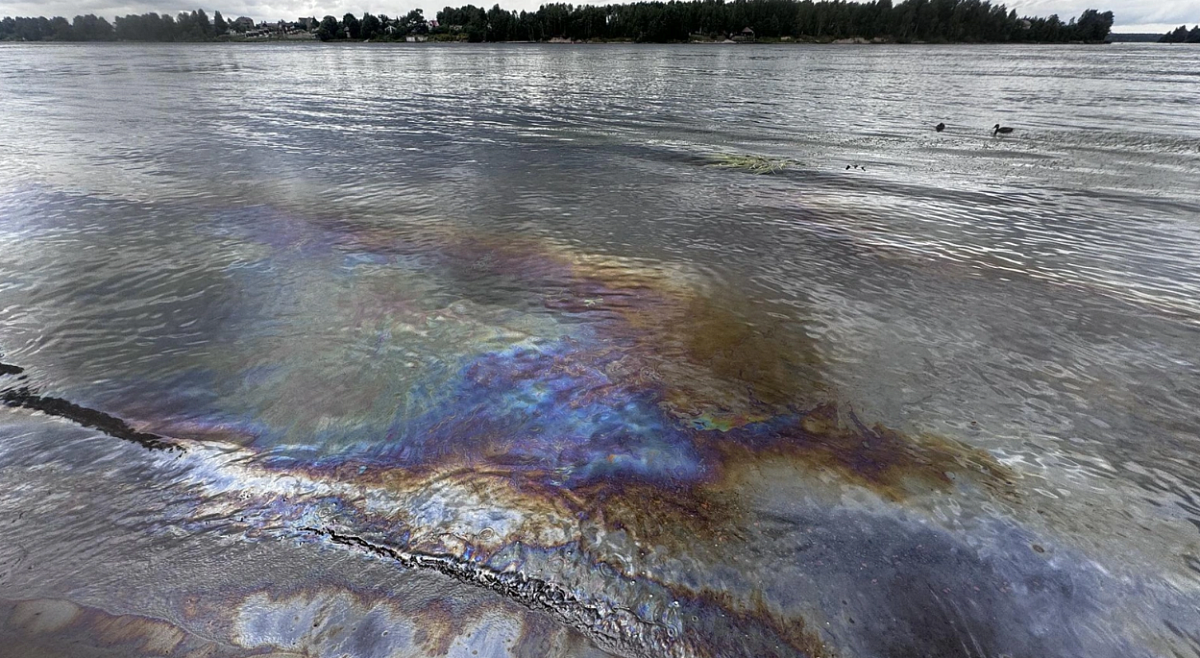 В Неве обнаружили разлив нефтепродуктов