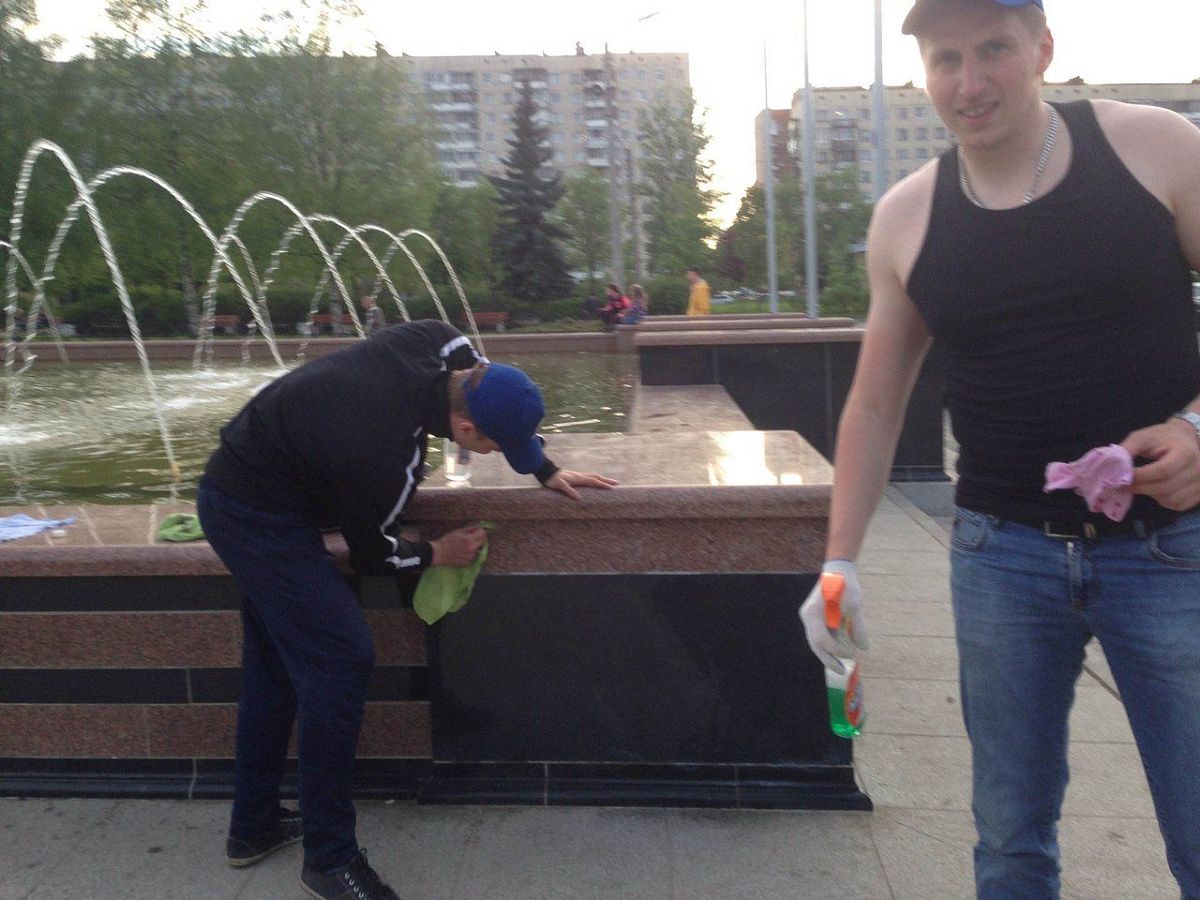 Молодогвардейцы устранили последствия вандализма по отношению к новому фонтану