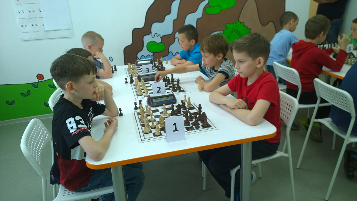 Колпинские шахматисты приняли участие в турнирах, посвященных Дню Победы