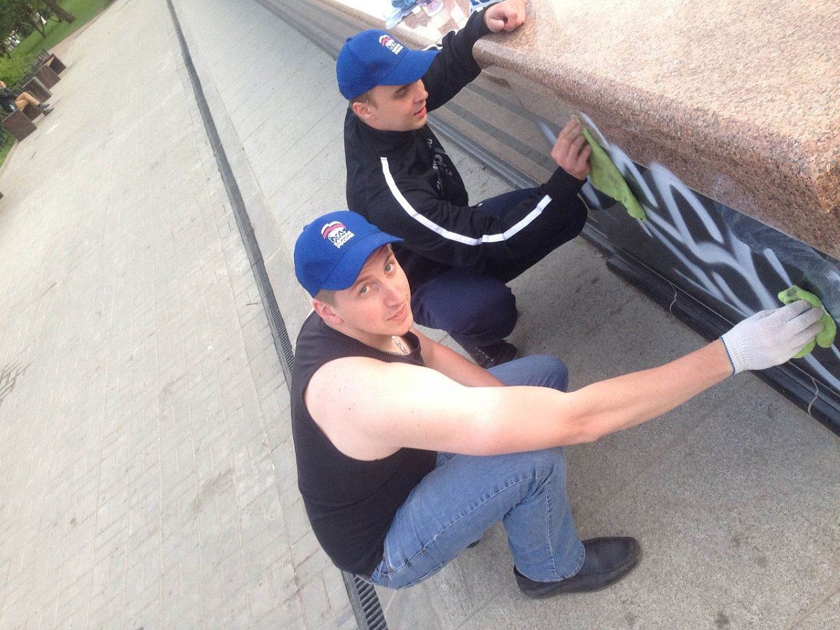 Молодогвардейцы устранили последствия вандализма по отношению к новому фонтану