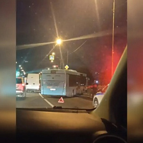 Лазурный автобус протаранил забор в Колпино