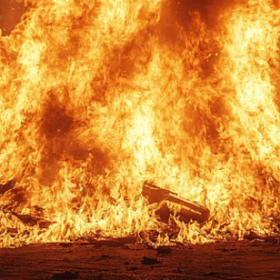 Металлический ангар горит на площади 1000 кв. м в Тосненском районе